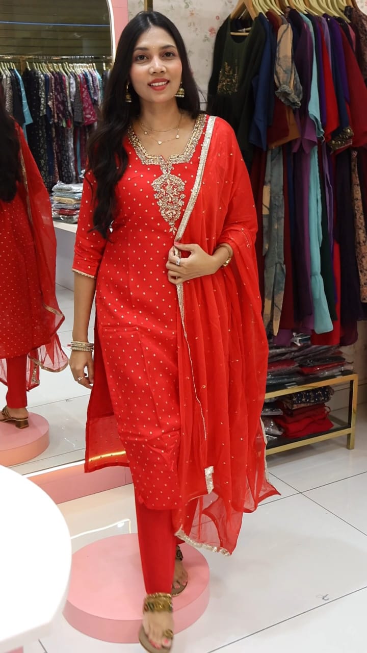 சிவப்பு கழுத்து வேலைப்பாடு பா சல்வார்