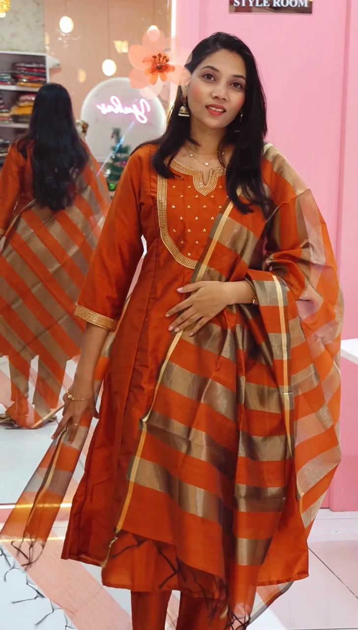 பிரீமியம் ஆரஞ்சு பட்டு அனார்கலி