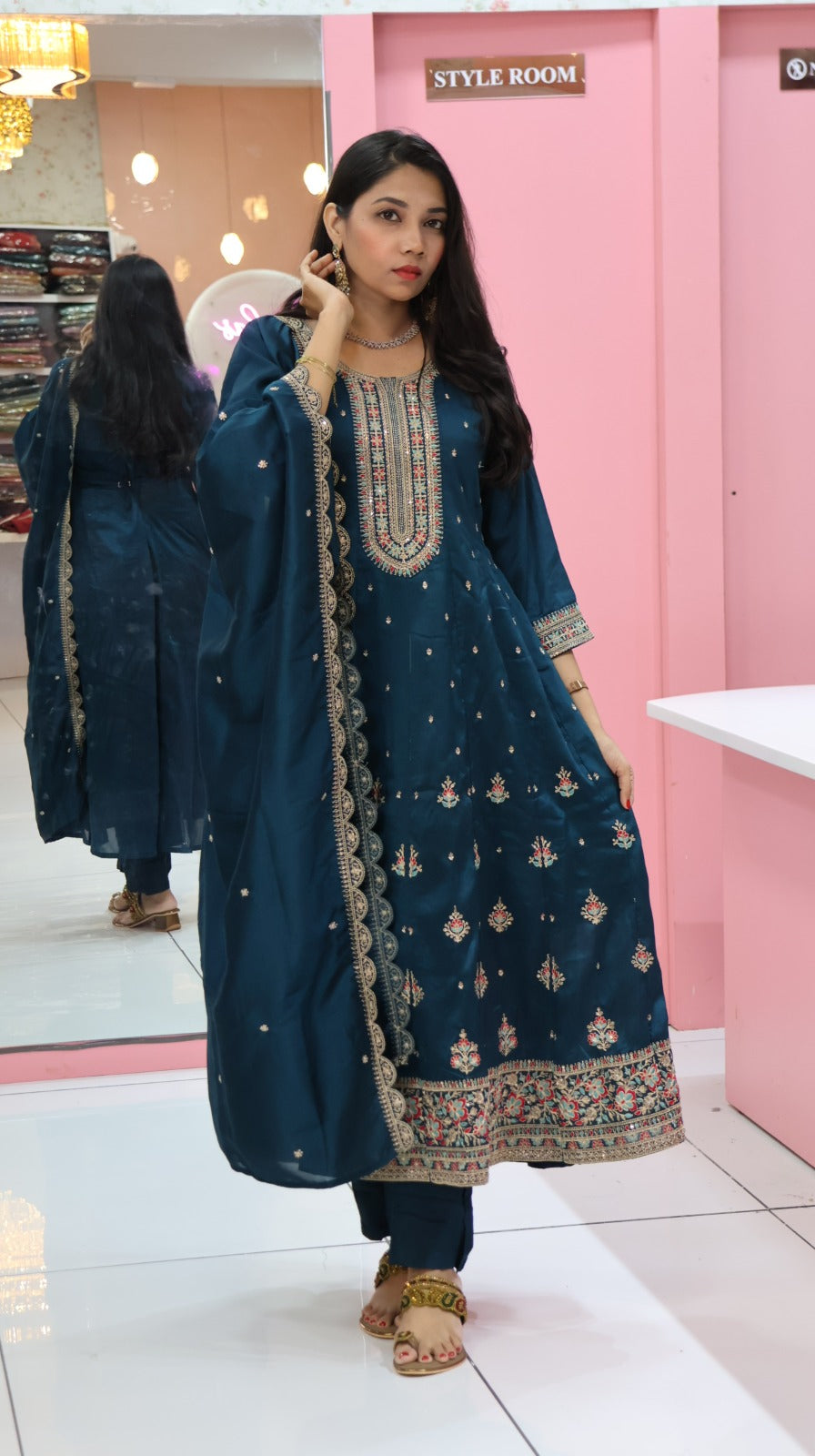 நீல பச்சை அனார்கலி