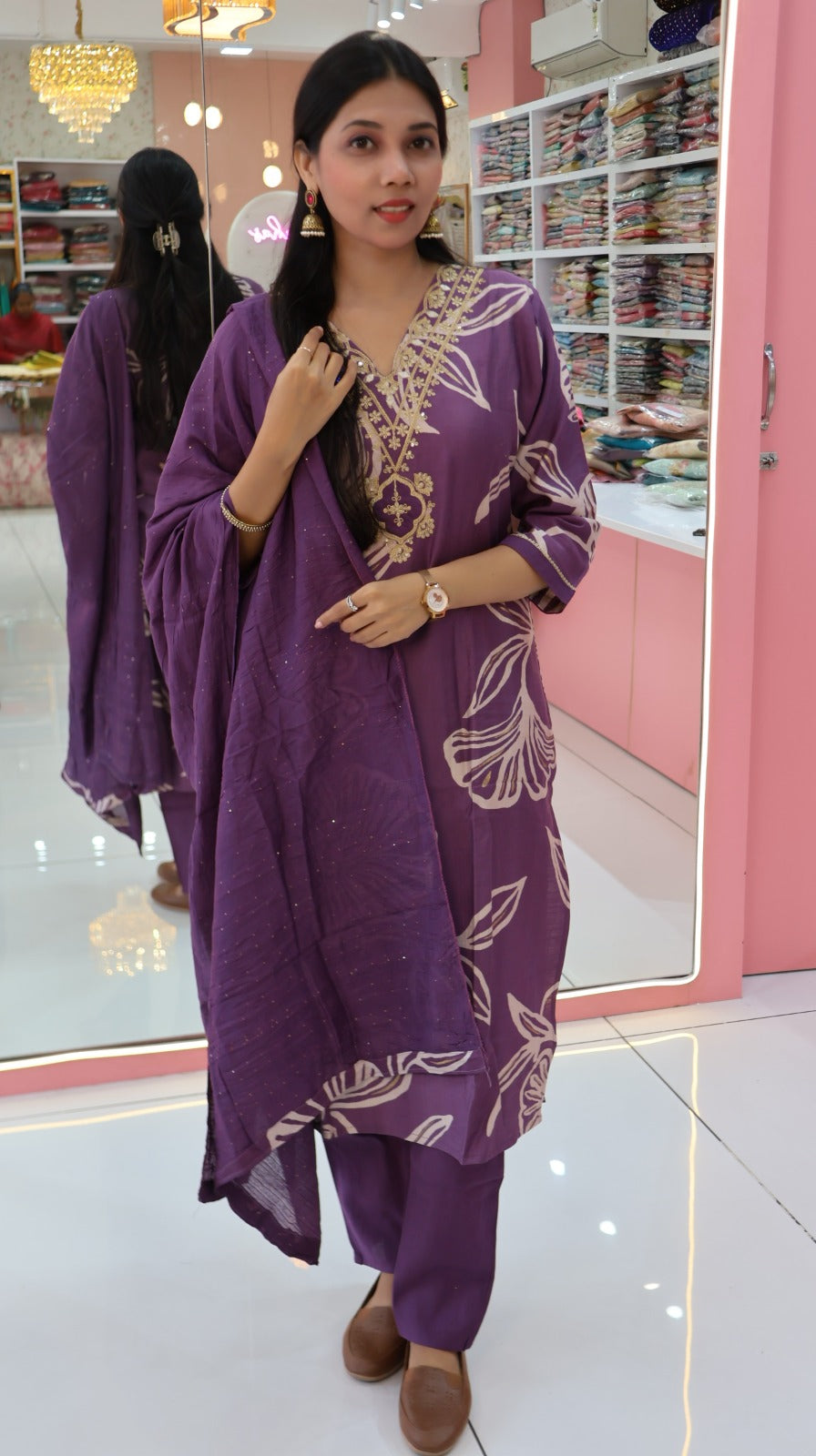 லாவெண்டர் v கழுத்து செங்குத்து சல்வார்