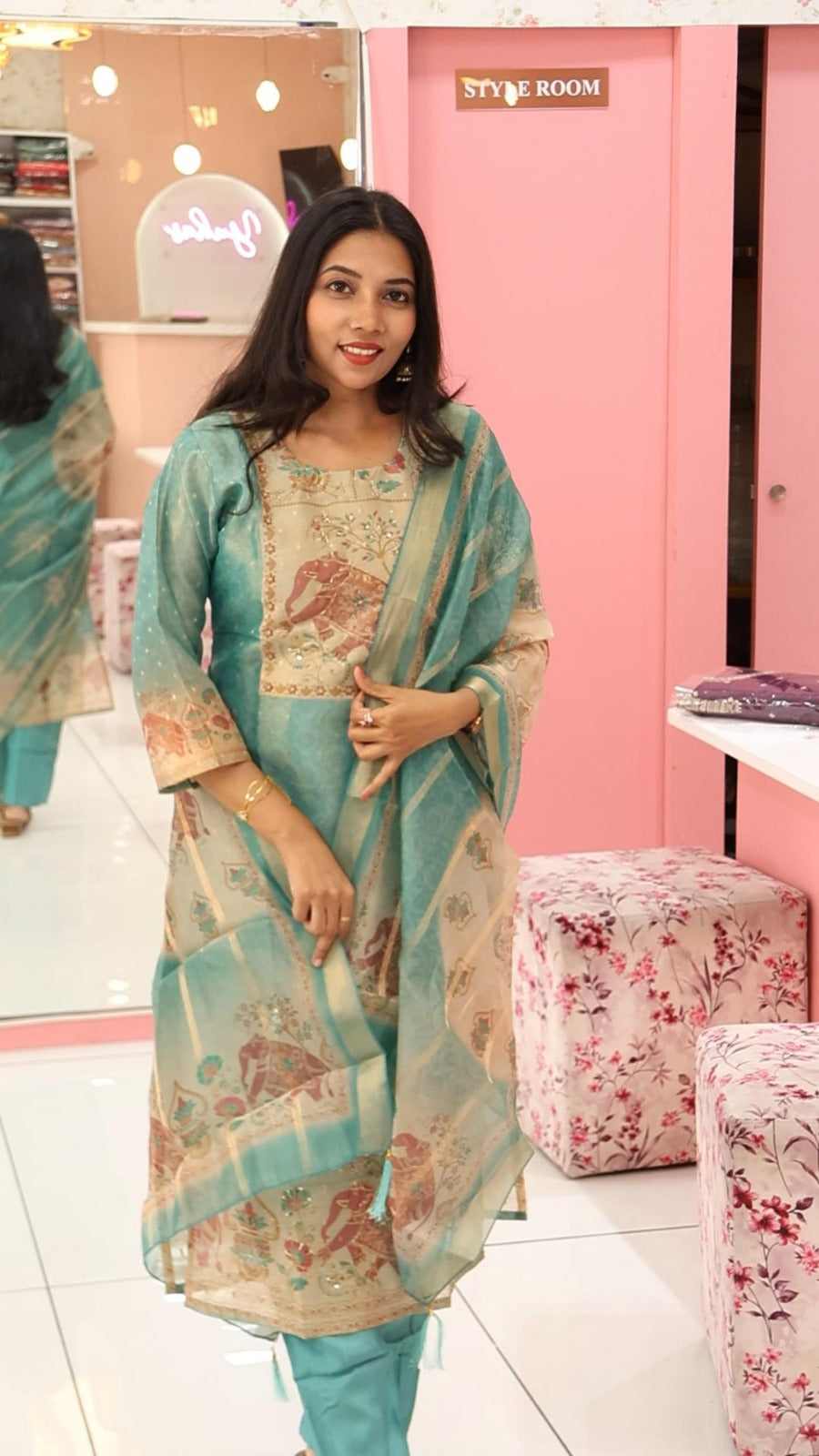 பச்சை நிற மின்னும் பனாய் சல்வார்