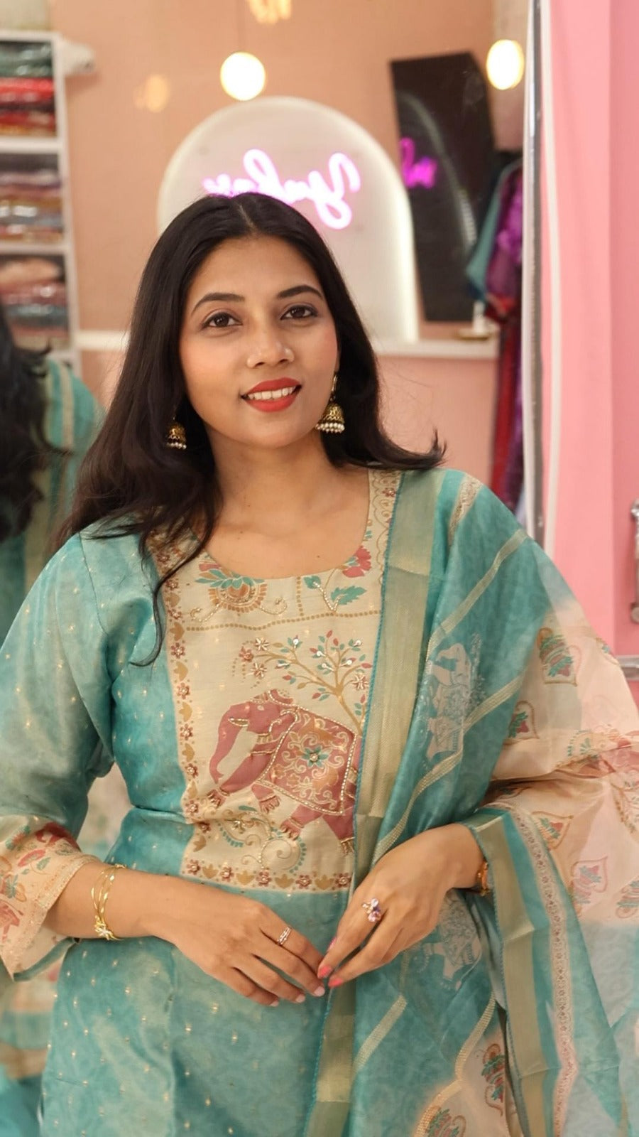 பச்சை நிற மின்னும் பனாய் சல்வார்