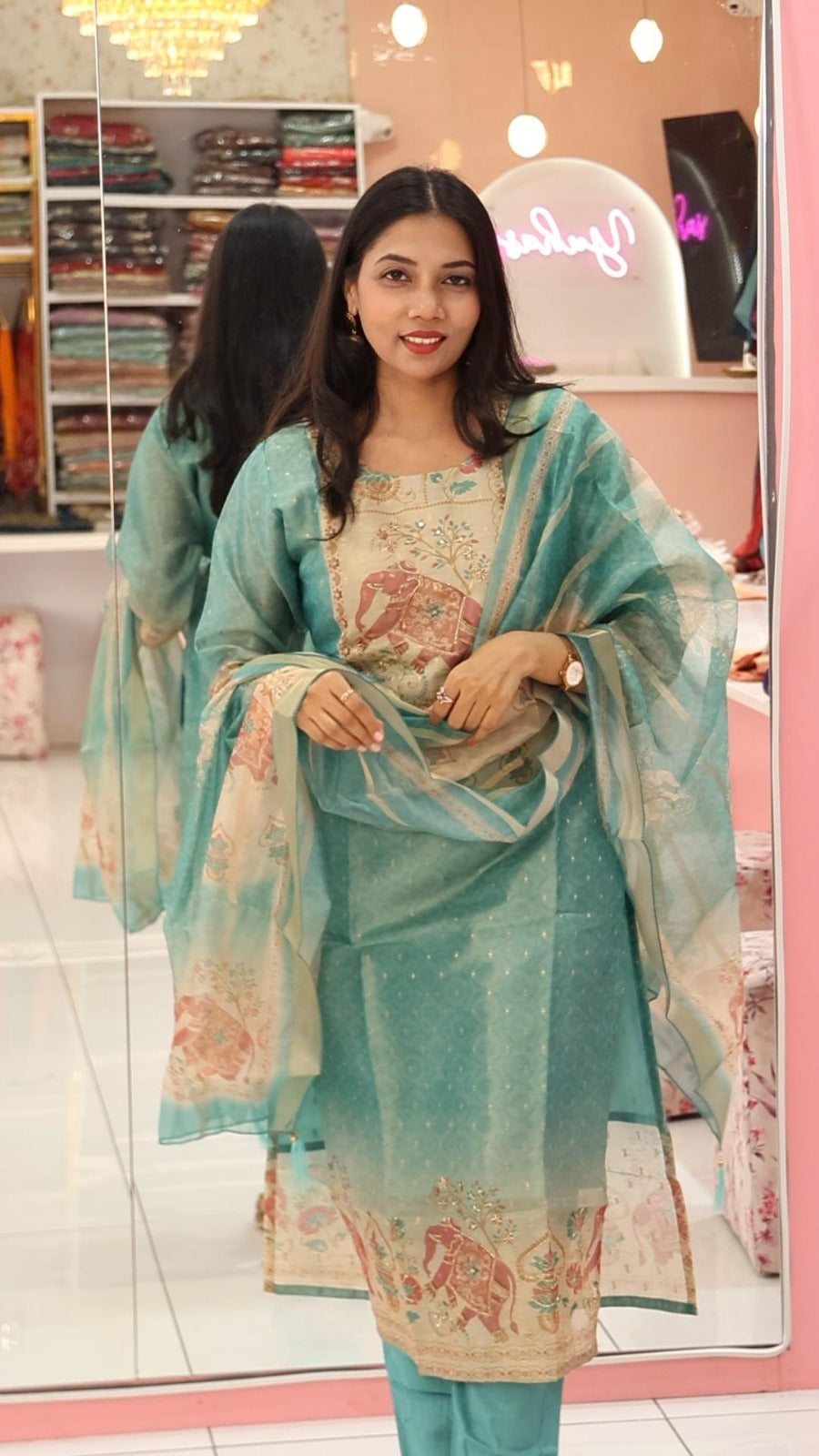 பச்சை நிற மின்னும் பனாய் சல்வார்