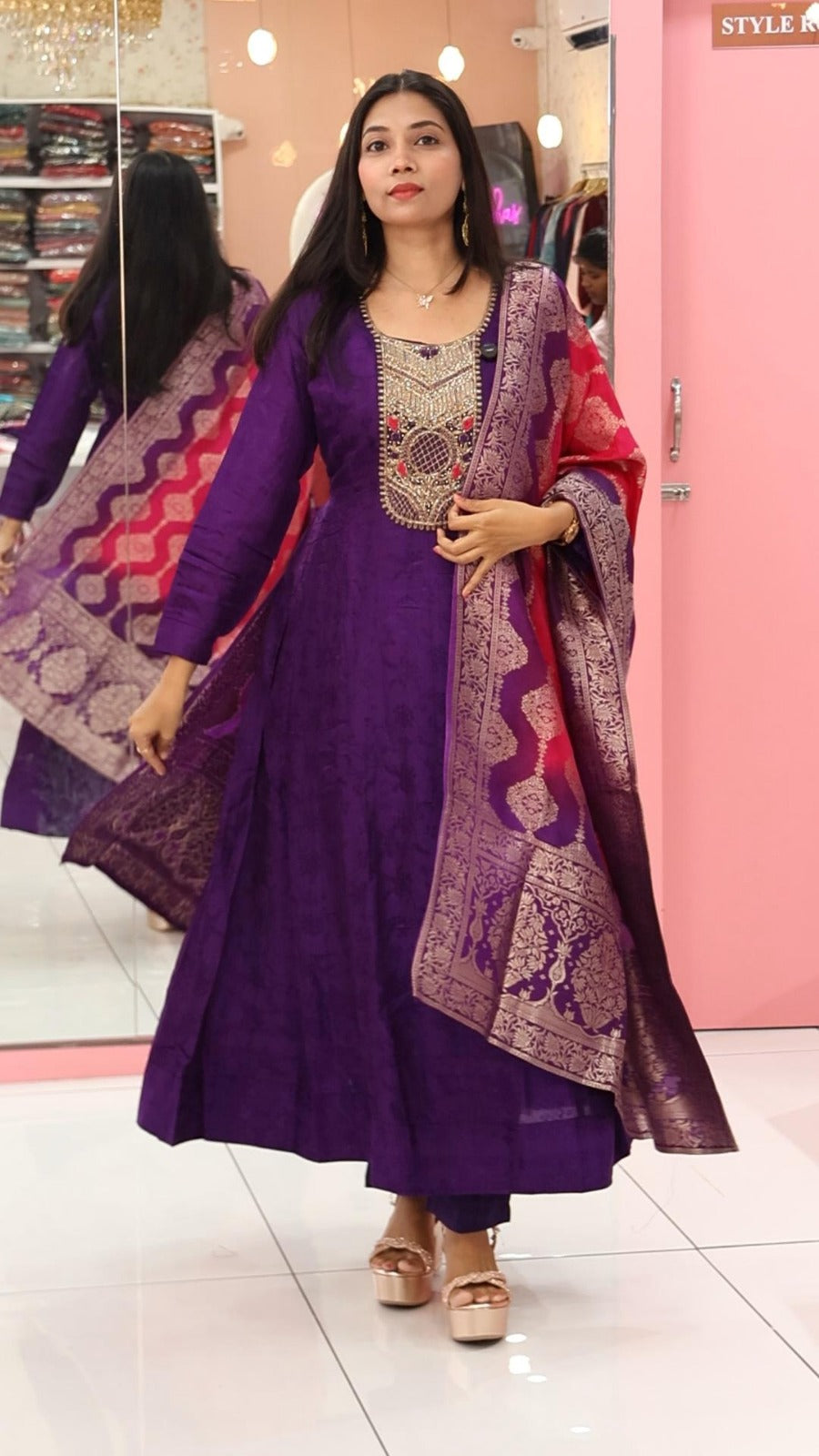 இளஞ்சிவப்பு நிற பளபளப்பான சல்வார்