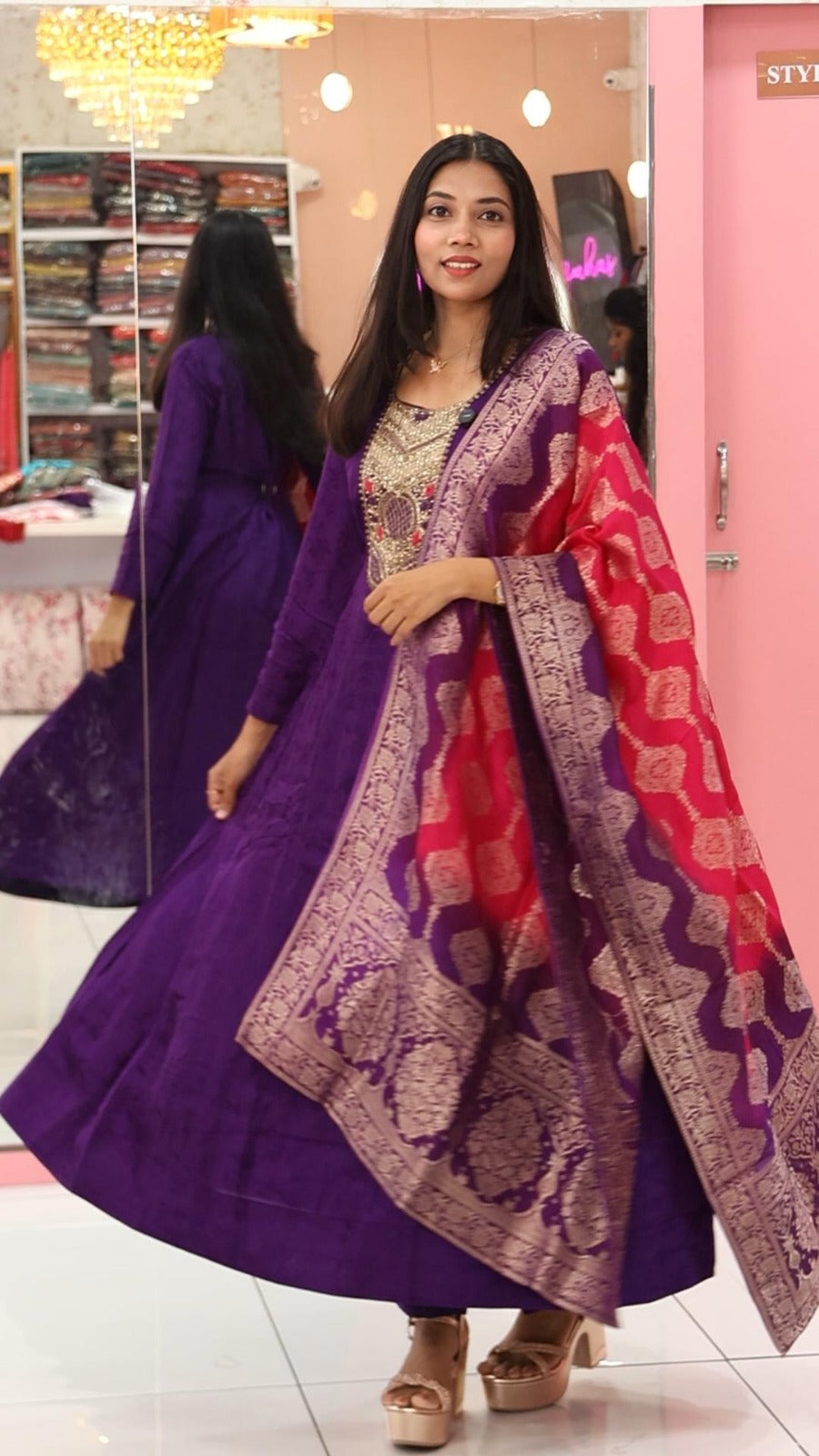 இளஞ்சிவப்பு நிற பளபளப்பான சல்வார்