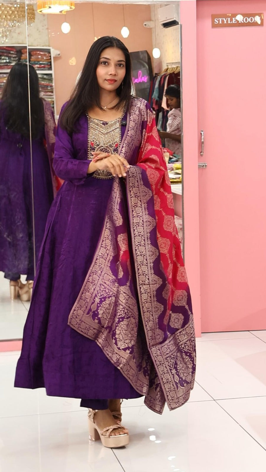 இளஞ்சிவப்பு நிற பளபளப்பான சல்வார்